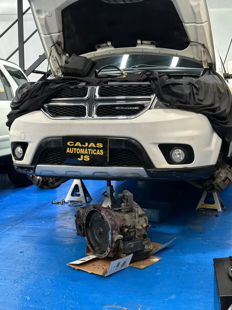 Caja automática desmontada de camioneta Dodge sobre el suelo en proceso de revisión en Cajas Automáticas JS.