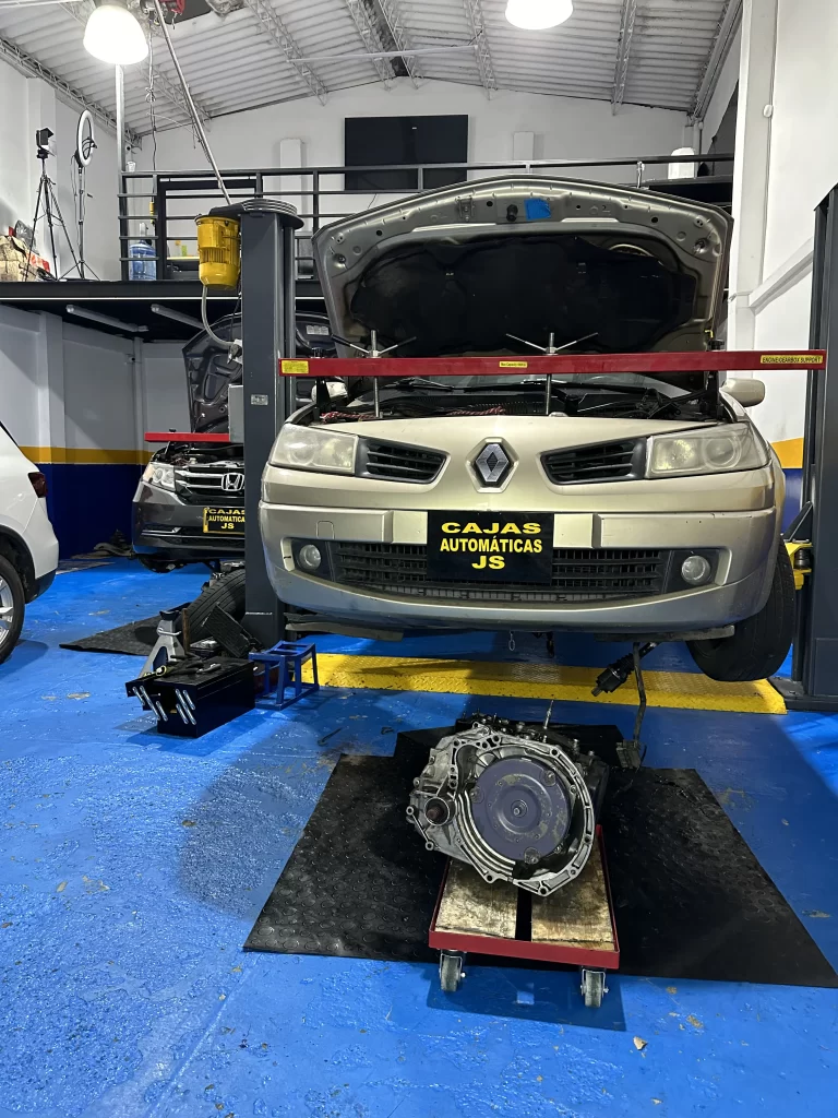Caja automática desmontada de un Renault sobre el suelo para inspección técnica en Cajas Automáticas JS.