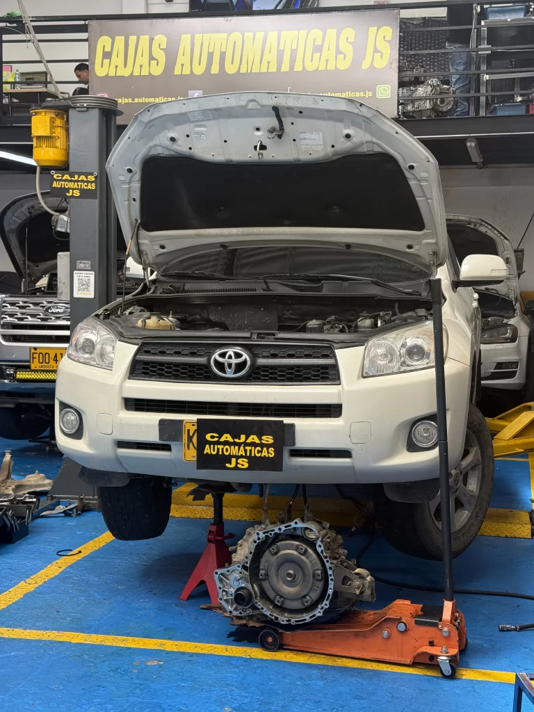 Toyota con la caja automática desmontada, parte del proceso de reparación en taller.